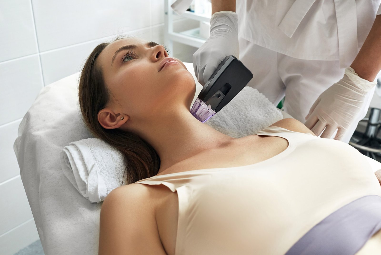 Beautiful,Woman,Enjoys,While,Rf,Lifting,Procedure,For,Her,Neck Skingroup | Dermatólogos en Monterrey
